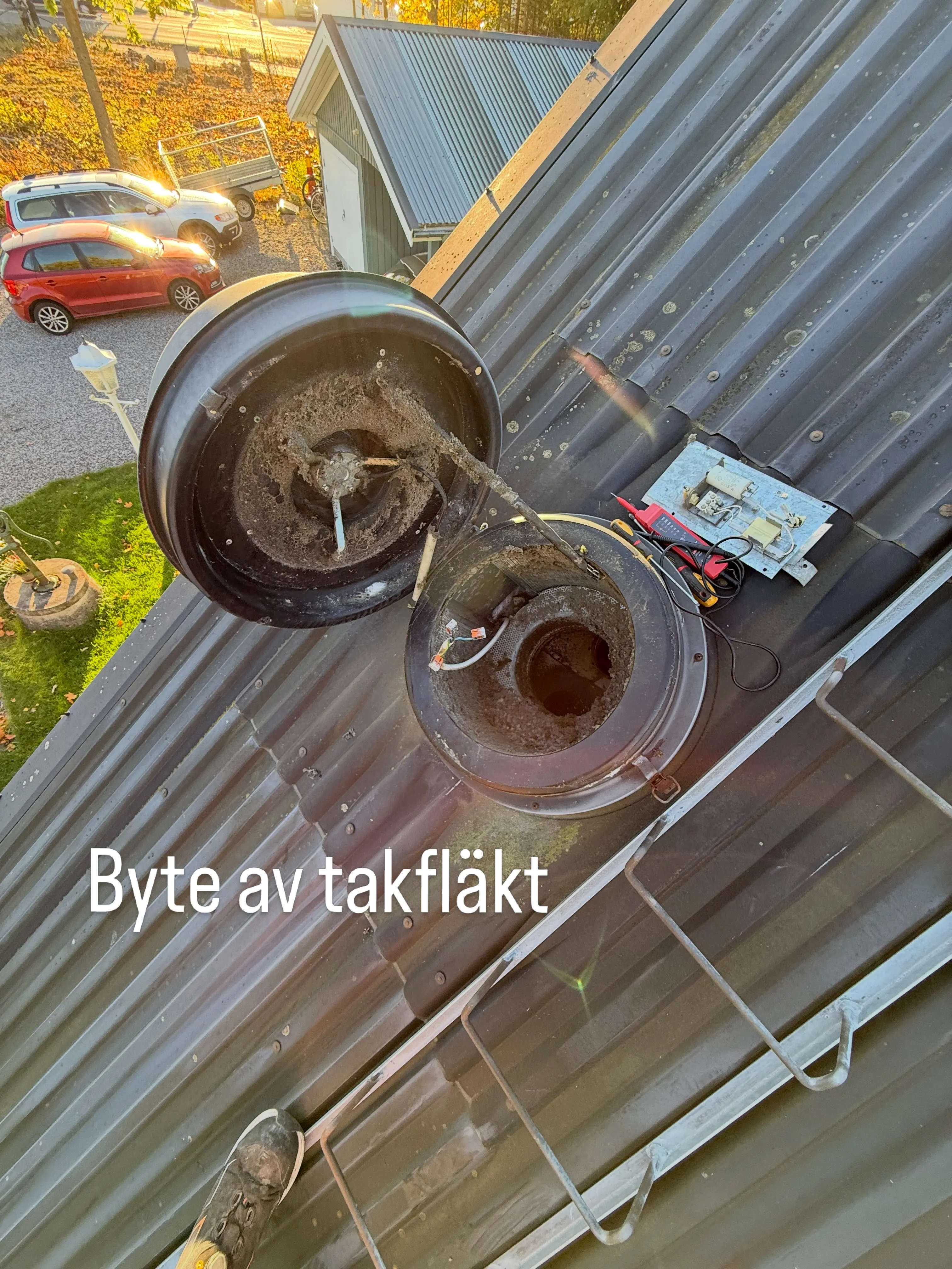 Byte av takfläkt på ett villatak i höstsolsken