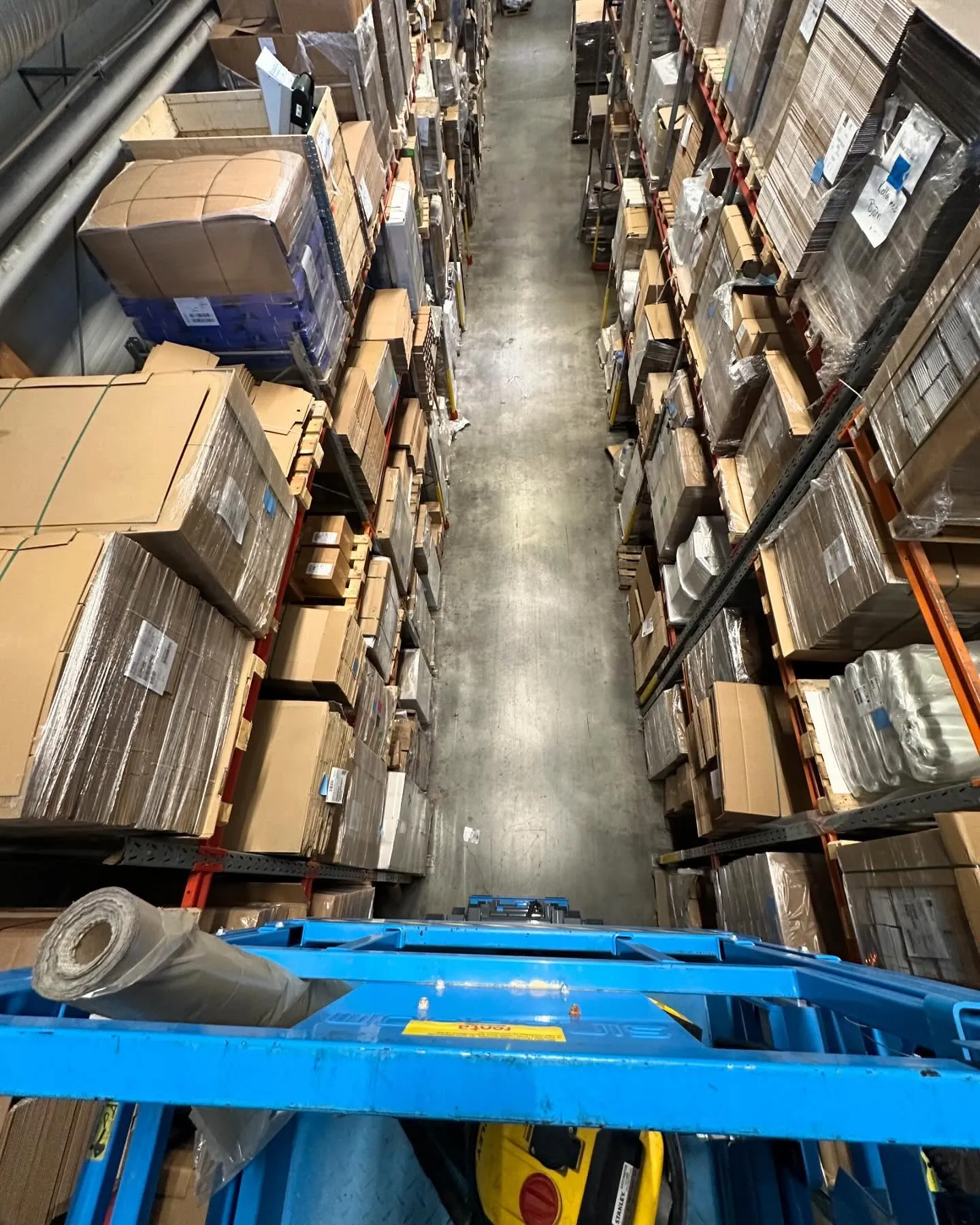 Ventkrafts lager med ventilationsutrustning och material