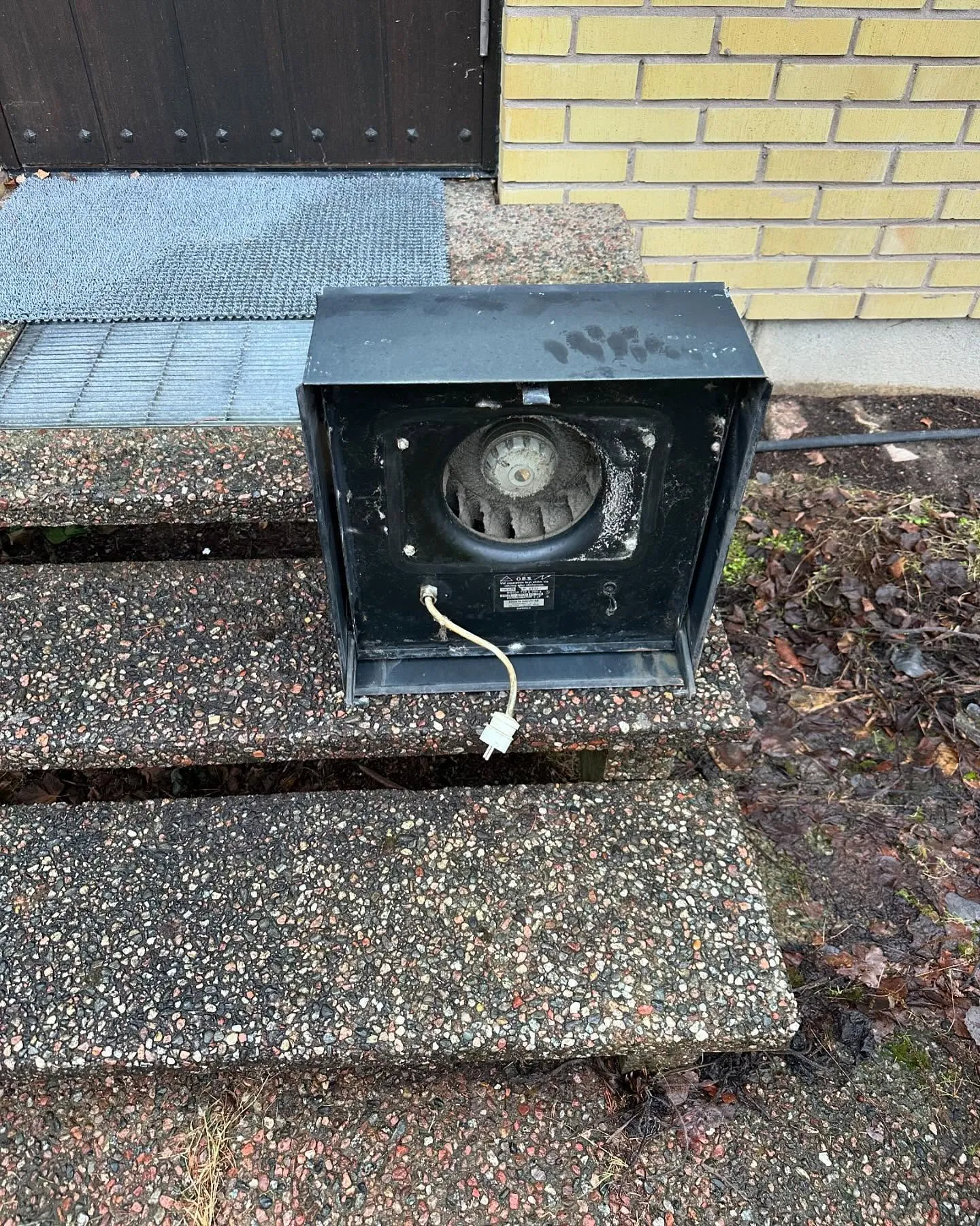 Defekt takfläkt som ska bytas mot ny Systemair-fläkt