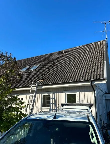 Ventkrafts servicebil och stege vid takarbete på en villa