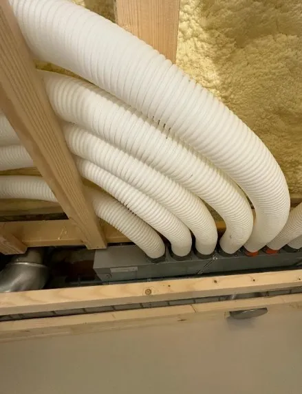 Nya ventilationskanaler installerade på en vind