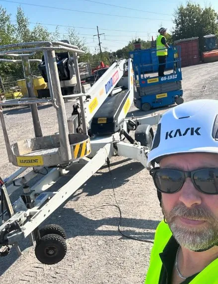 Tekniker i skylift vid arbete på ett tak