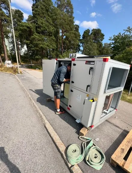 Nytt ventilationsaggregat som levereras till en fastighet