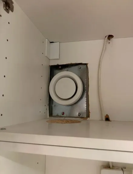Anslutning för spisfläkt i ett köksskåp